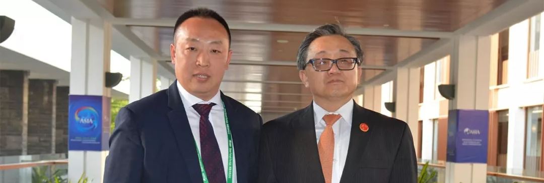 看片网址反差婊扣穴联合国副秘书长刘振民和赵章栓会长在博鳌亚洲论坛亲切交"